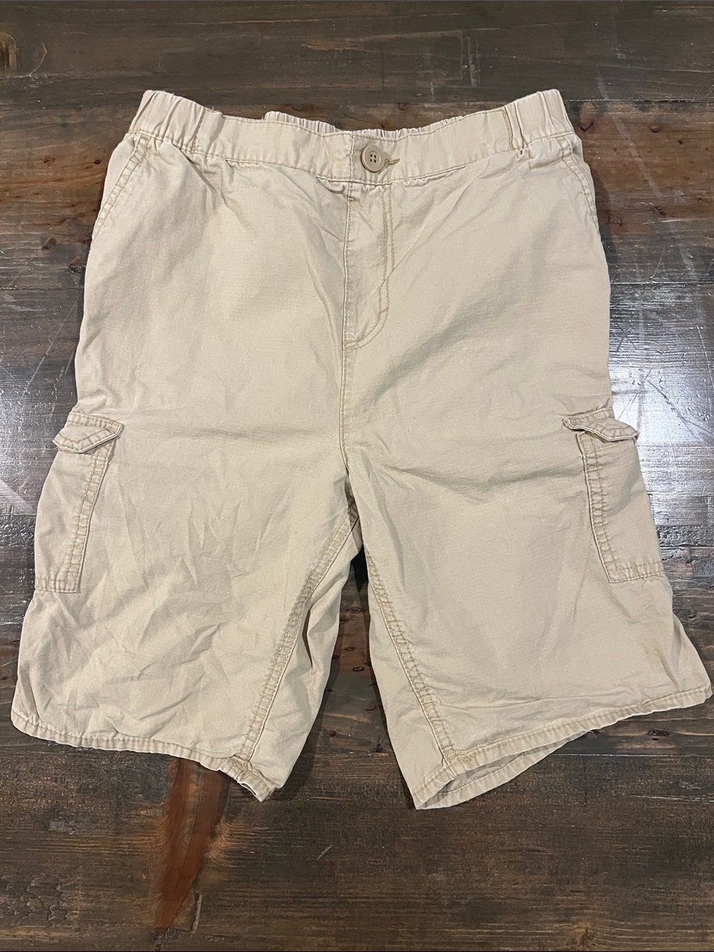 Levi's Men's Cream Cargo Shorts with Side Utility Pockets